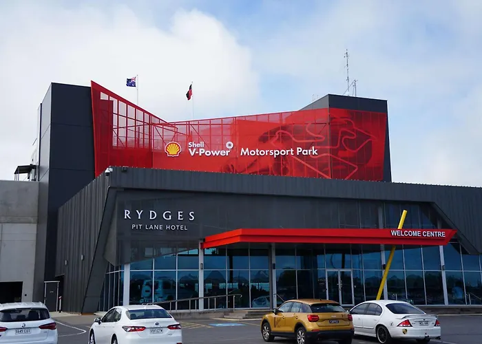 Rydges Pit Lane