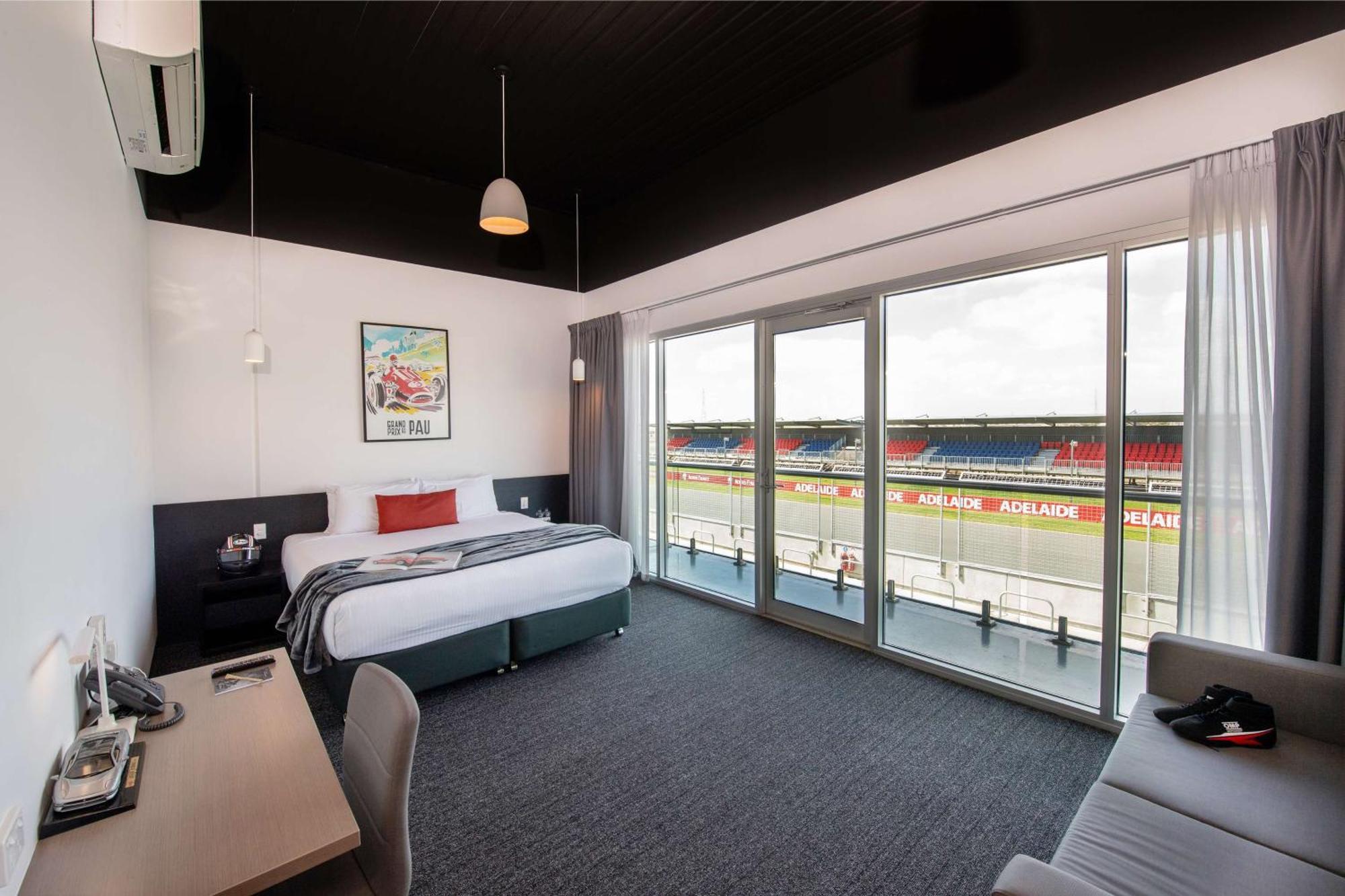 Rydges Pit Lane 4*